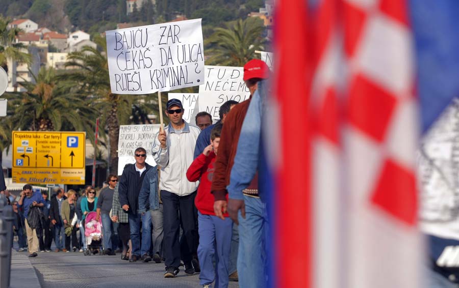 Split, 300312.Prosvjed radnika Jadrankamena ulicama Splita.Radnici Jadrankamena sa svojim obiteljima jutros su dosli sa otoka Braca u Split u prosvjednu povorku od gradske luke do zgrade uprave Jadrankamena.Radnici zahtjevaju od uprave da im predaju sva sluzbena vozali jer je tvrtka isla u stecaj te ne zele da se vozila koriste u privatne svrhe.Foto: Duje Klaric / CROPIX