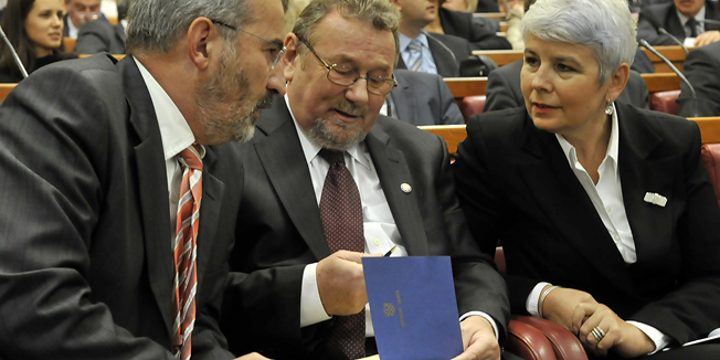 Zagreb, 061009.Svecana sjednica Hrvatskog Sabora povodom Dana Nezavisnosti kojoj su nazocili brojni duznosnici i Predsjednica Vlade Jadranka Kosor.Na slici: Mladen Bajic, Vladimir Seks i Jadranka Kosor.Foto: Bruno Konjevic / CROPIX