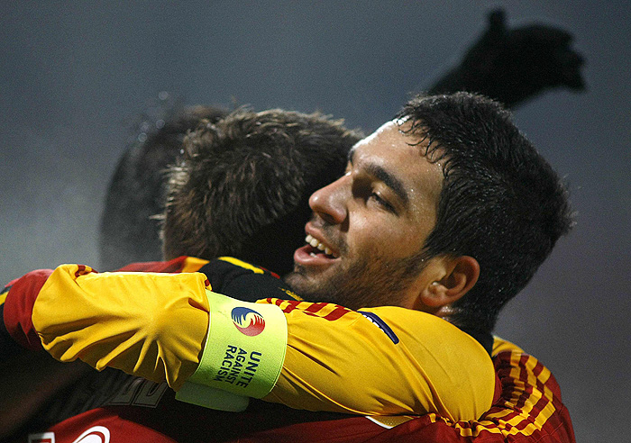 Galatasaray's Harry Kewell embraces captain Arda Turan (R) after scoring against Dinamo Bucharest during their Europa League soccer match in Bucharest, November 5, 2009.   REUTERS/Bogdan Cristel (ROMANIA SPORT SOCCER)