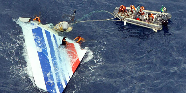 (FILES) - This handout picture released June 8, 2009 by the Brazilian Navy shows divers recovering part of the tail section from the Air France A330 aircraft that crashed in midflight over the Atlantic ocean while flying from Rio de Janeiro to Paris on June 1, 2009. French investigators said on April 3, 2011 they found parts of this Air France plane and hoped to locate the black boxes. The crash killed all 228 people on board.  AFP PHOTO BRAZILIAN NAVY/HO     RESTRICTED TO EDITORIAL USE