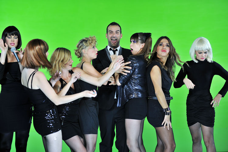 Zagreb, 021011. Studio Alfa film, Adamovec.Snimanje spota grupe Lollobrigida u kojem su osim pjevacica Ide Prester i Petre Cigoj sudjelovali Mia Kovacic, Iva Sulentic, Petra Nizetic, Marijana Batinic, Katarina Cas i Ivan Saric.Foto: Boris Kovacev / CROPIX