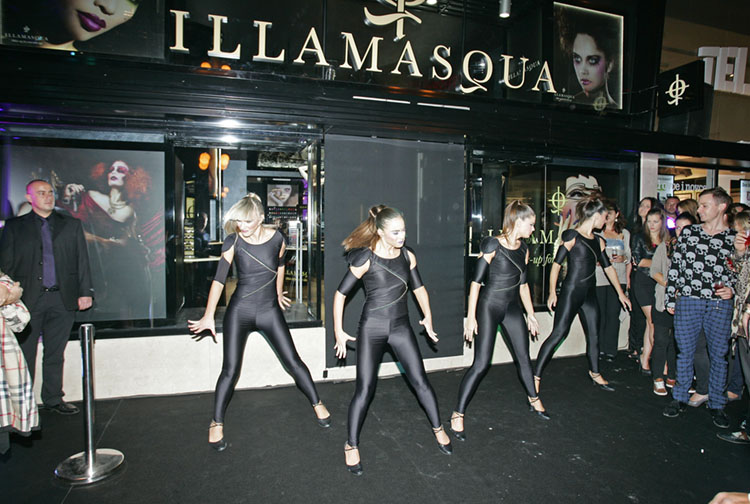 Zagreb, 051011.Trg Petra Preradovica 3.Veceras u 19 sati svecano je otvoren Illamasqua Brand Store. Na otvorenju su se pojavili brojni ljudi iz hrvatskog javnog zivota.Na slici: plesni performans.Foto: Tomislav Kristo / CROPIX