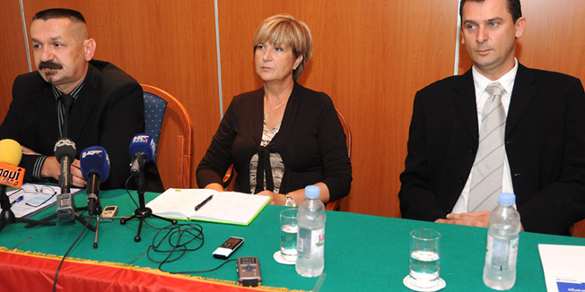 Zadar, 071011.Na tiskovnoj konferenciji HSP-a dr. Ante Starcevic odrzanoj u hotelu Kolovare u Zadru, predstavnici stranke na celu s predsjednicom Ruzom Tomasic obavijestili su javnost o svakodnevnom pristupanju novih clanova njihovoj stranci. Radi se o istaknutim pojedincima i cijelim politickim grupacijama na podrucju Zadarske zupanije.Na fotografiji: Pero Coric, Ruza Tomasic, Rudolf DvorskiFoto: Luka Gerlanc / cropix