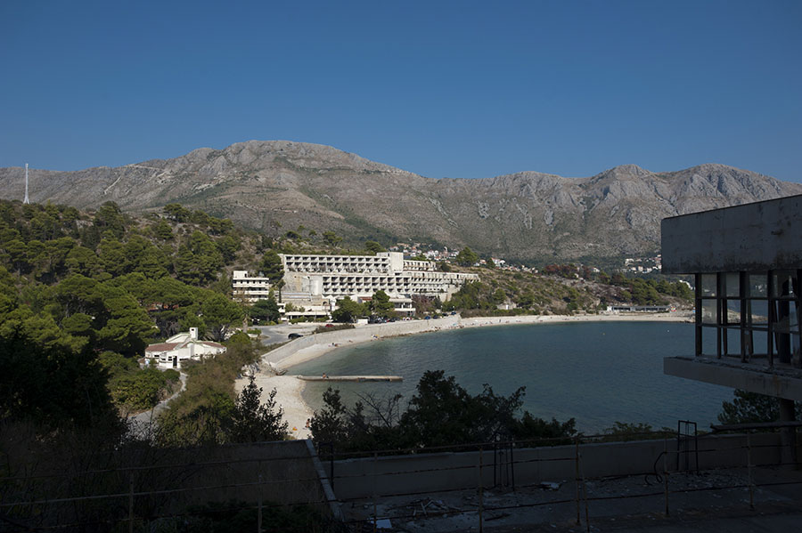 Dubrovnik, 061011.Kupari.Reportaza iz vojnog kompleksa Kupari u Zupi dubrovackoj.Na slici: pogled iz hotela Pelegrin na uvalu Kupari i hotel Goricina .Foto:Tom Dubravec /  CROPIX