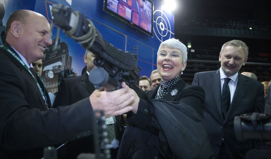 Split, 290311.Predsjednica Vlade RH u Spaladium Areni otvorila je ASDA Medjunarodni sajam vojne industrije u Splitu a potom prisustvovala vojnoj vjezbi u ratnoj luci Lora.Na fotografiji: Jadranka Kosor i Davor Bozinovic.Foto: Ante Cizmic / CROPIX