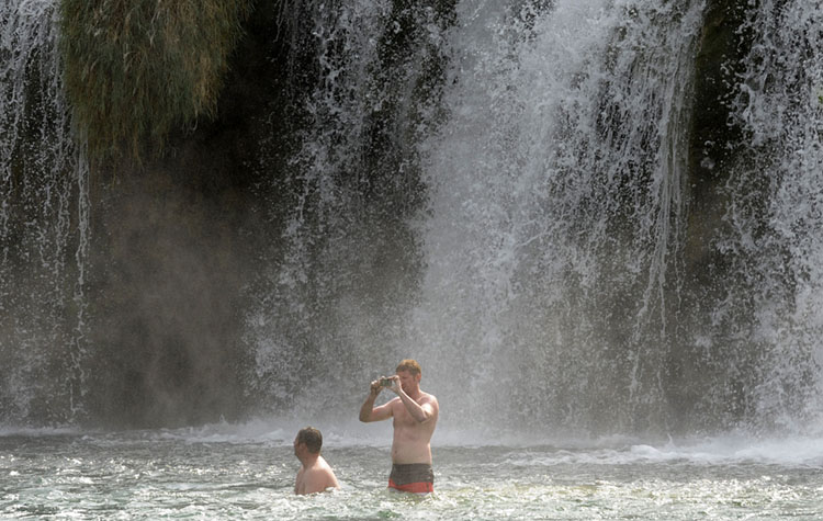 NP Krka  , 121011.Iako je jesen pocela u NP Krka ima turista a mnogi se i kupaju ispod slapova iako je temperatura vode ispod 20 stupnjevaFoto: Niksa Stipanicev / CROPIX