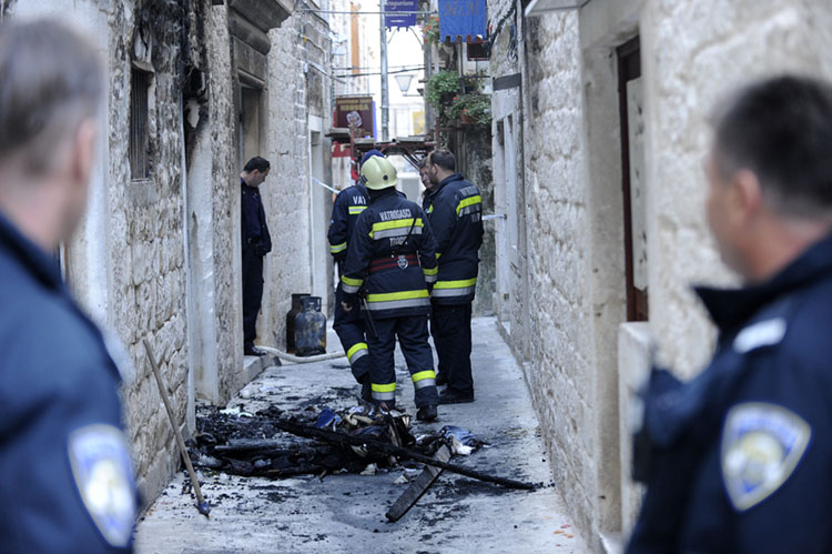 Trogir,  171011.Nocas je u Budislavicevoj ulici u centru Trogira izgorio stan pri cemu su dvije osobe smrtno stradale.Radi se o majci i kceri, uzrok pozara se istrazuje.Foto: Nikola Vilic / CROPIX