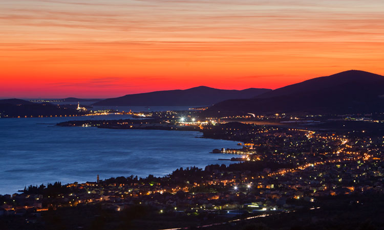 Kastela, Split 161011.Vedro i burno vrijeme u jesenskom i zimskom periodu rezultiraju spektakularnim zalaskom sunca, koji uvijek obiluje pregrstom boja. Na slici pogled na Kastelanski zaljev, Donja Kastela i trogirski akvatorij.Foto: Zvonimir Barisin / CROPIX
