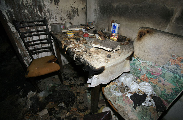 Rijeka, 191011.Rano jutros izbio je pozar u suterenskom stanu u ulici Mose Albaharija 19. Izgorjelo je oko 50-ak kvadrata stana, a najmanje jednoj je osobi pruzena medicinska pomoc zbog inhalacije dima. Uzroci pozara se utvrdjuju.Foto: Tea Cimas / Cropix