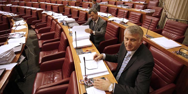 Zagreb, 211011.Hrvatski Sabor.Pocetak 24.-e sjednice Hrvatskog Sabora.Na slici: cetiri zastupnika su pratila pocetak sjednice.Foto: Damjan Tadic / CROPIX