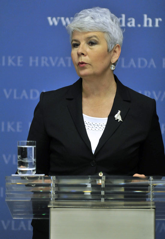 Zagreb, 221011.Banski dvori, predsjednica Vlade Jadranka Kosor sa Tomislavom Ivicem (ministar branitelja) urucila je ugovore korisnicima mjera Programa strucnog osposobljavanja i zaposljavanja nezaposlenih hrvatskih branitelja i djece smrtno stradalih, zatocenih ili nestalih hrvatskih branitelja.Foto: Bruno Konjevic / CROPIX