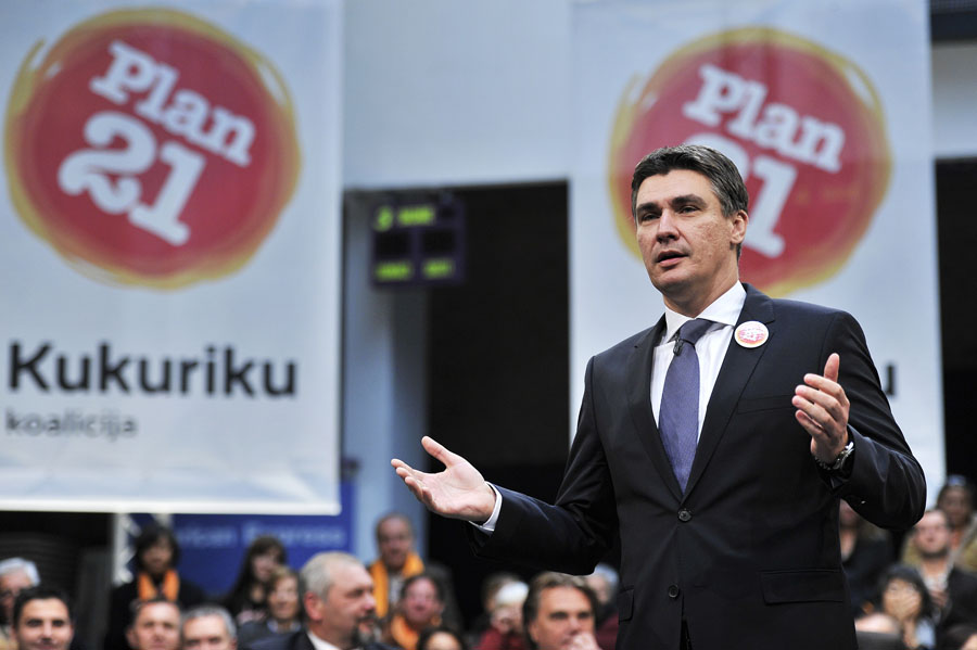 Zagreb, 221011. Bocarski dom, Prisavlje.Predstavljanje predizbornog plana 'Plan 21' Kukuriku koalicije, tj. SDP-a, HNS-a, IDS-a i HSU-a. Govornici su bili Zoran Milanovic, Radimir Cacic, Vesna Pusic, Ivan Jakovcic, Silvano Hrelja i Neven Mimica.Na slici: govor Zorana Milanovica.Foto: Boris Kovacev / CROPIX