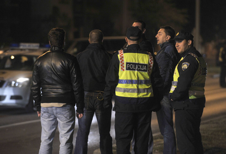 Zagreb, 231011.Sinoc oko 1 sat iza ponoci dogodio se pokusaj ubojstva u kaficu Marko na Sesvetskoj cesti. Na slici: policijski ocevid.Foto: Marko Miscevic / CROPIX