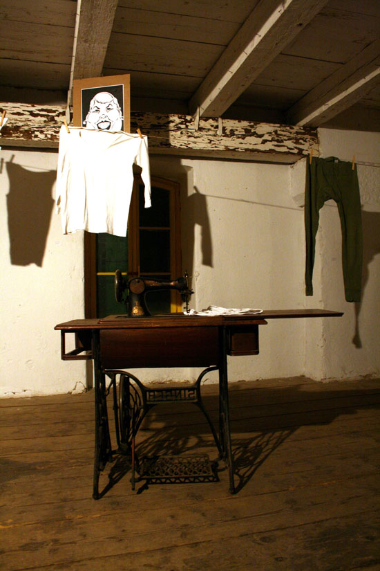 Imotski, 231011.Jadranka Kosor posjetila Imotski.Skupina pojedinaca umjetnickom instlacijom htjela ukazati premijerki na katastrofalno stanje u Imotskom. Instalacija se odnosi na tvornicu tekstila Trimot i na sve ostale tvrtke koje su unistene. Policija i Grad su dali nalog komunalnom poduzecu da skine instalaciju. Pojedinci koji su postavili gacice uzvratili su transparentom Vratite nam ukradno koji je takodjer skinut a 5 momaka je privedeno u policiju iako nisu napravili nikakav prekrsaj.Na fotografiji: donje rublje tvornice Trimot kao simbol unistenog imotskog gospodarstva.Foto: Branimir Boban / CROPIX