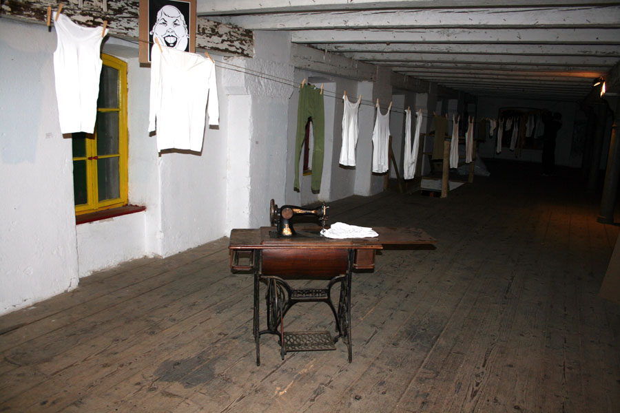 Imotski, 231011.Jadranka Kosor posjetila Imotski.Skupina pojedinaca umjetnickom instlacijom htjela ukazati premijerki na katastrofalno stanje u Imotskom. Instalacija se odnosi na tvornicu tekstila Trimot i na sve ostale tvrtke koje su unistene. Policija i Grad su dali nalog komunalnom poduzecu da skine instalaciju. Pojedinci koji su postavili gacice uzvratili su transparentom Vratite nam ukradno koji je takodjer skinut a 5 momaka je privedeno u policiju iako nisu napravili nikakav prekrsaj.Na fotografiji: donje rublje tvornice Trimot kao simbol unistenog imotskog gospodarstva.Foto: Branimir Boban / CROPIX