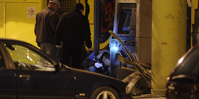 Zagreb, 251011.Ante Topica Mimare 9, oko 03,30 sati postavljena i aktivirana nepoznata eksplozivna naprava na bankomat Zagrebacke banke pri cemu je osteceno nekoliko automobila i popucala stakla u blizini eksplozije, nema ozledjenih.Na slici: policijski ocevid u tijeku.Foto: Damir Krajac / CROPIX