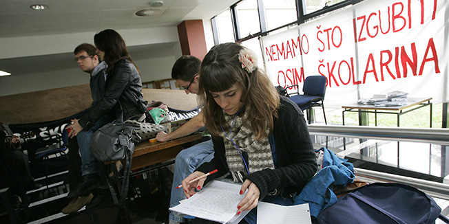 Zagreb, 251011.Filozofski fakultetProsvjed i blokada studenata filozofskog fakulteta u kojem traze od uprave i dekana Filozofskog fakulteta sluzbenu odluku kojom se ukida naplacivanje skolarina studentima druge i trece godine preddiplomskog studija te povrat novca studentima koji su zbog pritisaka uprave vec uplatili pola ili cijeli iznos skolarine.Foto: Ranko Suvar / Cropix
