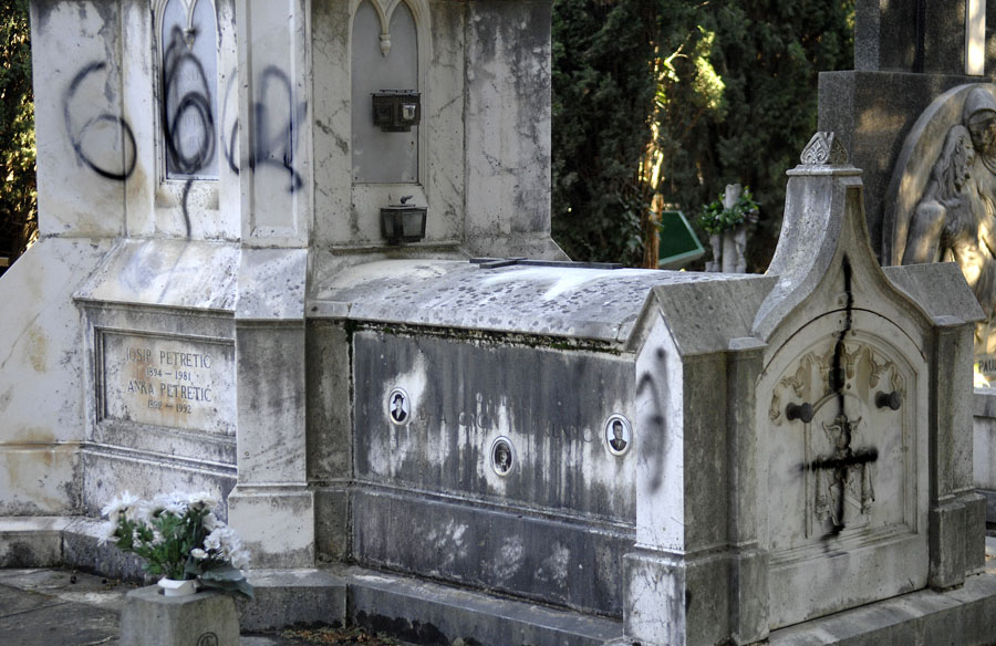 Split , 250208.Na Splitskom groblju Lovrinac nepoznati vandali crnim sprejem su na jednoj obiteljskoj grobnici te na ulazu u groblje crtali sotonisticke parole.Foto: Josko Ponos / CROPIX