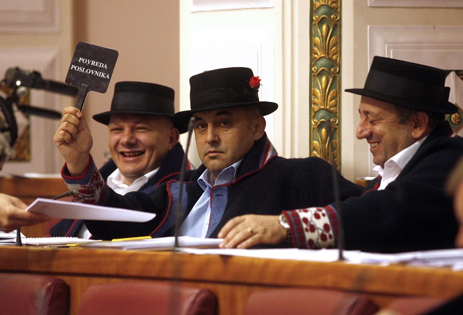 Zagreb, 261011. Markov trg.Nastavak 24.-e sjednice Hrvatskog Sabora.Na slici: zastupnici HDSSB-a, stranke Branimira Glavasa obukli su slavonske nosnje. Ivan Drmic, Boro Grubisic, Dinko Buric i Tihomir Vinkovic.Foto: Damjan Tadic / CROPIX