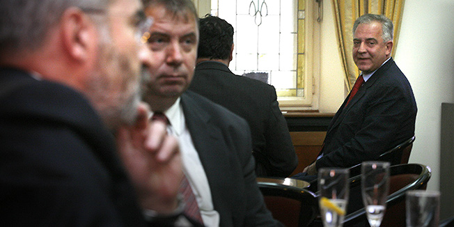 Zagreb, 101110.Sjednica Hrvatskog Sabora na kojoj bi se danas trebalo raspravljeti o radu drzavog odvjetnistva u 2009. godini.Na fotografiji: U saborskom kaficu za jednim stolom sjedio je drzavni odvjetnik Mladen Bajic a za drugim Ivo Sanader.Foto: Damjan Tadic / CROPIX