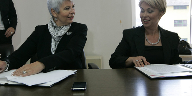 Djakovo, 261011.Nakon posjeta vukovarskoj bolnici premijerka RH Jadranka Kosor dosla je u Djakovo potpisati ugovor o prijenosu 27 milijuna kuna iz drzavne pricuve na racun Djakovstine te ce radnicima konacno biti isplacena njihova potrazivanja. Na slici: Jadranka Kosor i predstavnica radnika Djakovstine Sanja Katic potpisuju ugovor.Foto: Vlado Kos / CROPIX