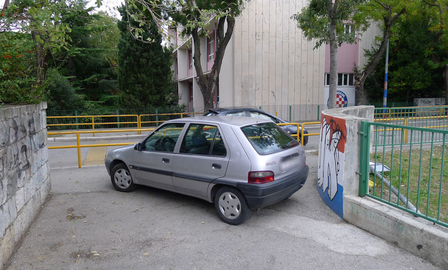 Split, 261011.Nesvakidasnji dogadjaj zbio se u dvoristu crkve Gospe od Pojisana kada je vozac Citroen Saxa, vidno pijan usao u dvoriste crkve, te je potom krenuo niz petnestak stepenica, prosao ulicicom tik do skolskog igralista i udario u ogradu od nogostupa, potom se pokusao vratiti istim putem ali je ipak bilo previse stepenica za maloga Saxa. Policija je privela pijanog vozaca te odvela na hitnu pomoc jer mu je bilo potrebno sivanje glave.Foto: Duje Klaric / CROPIX