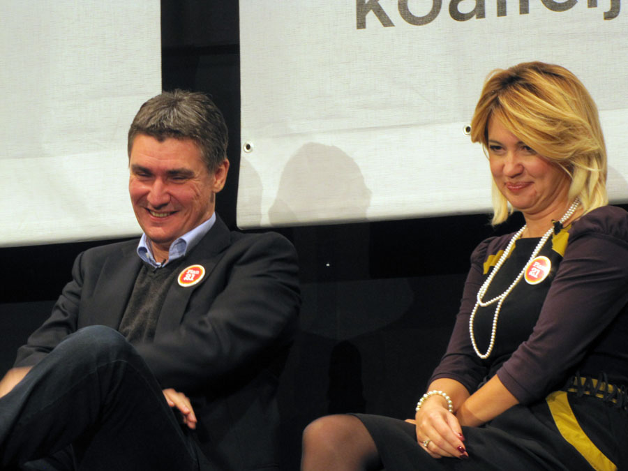 Sisak, 261011.Zoran Milanovic, Milanka Opacic i Radimir Cacic, predstavili su u Sisku socijalni dio Plana 21. Istaknuto je kako je zaposljavanje nezaposlenih najbola socijalna politika, a Milanovic i cacic izrijekom su rekli kako drzava nece dopustiti gasenje Rafinerije nafte Sisak, jer je modernizacija rafinerija ugovorna obveza MOL-a, te da nece dopustiti gasenje Zeljezare Sisak i guvitak 1100 radnih mjesta. Na slici: predstavljanje programa Kukuriku koalcije odrzano je dvora Doma Rafinerije nafte u Sisku, a Siscani su mogli vidjeti i nasmijanog Zorana Milanovica.Foto: Mate Piskor / Cropix                              