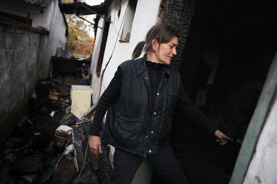 Slavonski Brod, 271011.U Livadicevoj ulici br. 20 nocas oko 3 sata izbio je pozar u kuci obitelji Banda u kojem je smrtno stradao Alen Banda (32 god.). Ozalosceni otac Stipo i majka Jela kroz suze govore da je Alen imao problema s alkoholom. Uzrok smrti i pozara se utvrdjuju.Na slici: majka Jela i izgorena kuca.Foto: Danijel Soldo / CROPIX