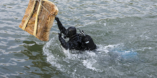 Osijek, 271011.Jutros je iz Drave na mjestu ostataka kamenog mosta cara Hadrijana iz drugog stoljeca izvadjena kamenena ploca s reljefom Venere i erota i jedan manji dio kameno stecka.Prema procjeni Krune Zubcica (desno) iz Odjela za podvodnu arheologiju Hrvatskog arheoloskog zavoda radi se o reljefu starom 1700 godina i vjerovatno je plovnim putem rijekom Dravom dovezen s podrucja Austrije.Danasnje izvlacenje reljefa dio je arheoloskog istrazivanja hrvatskih rijeka koje financira Ministarstvo kulture.Uz pomoc dizalice Vodogradnje izvlacenje je trajalo nesto vise od sat vremena.Foto: Vlado Kos / Cropix
