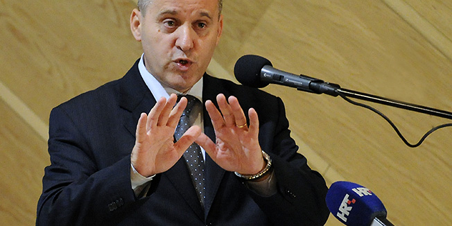 Solin, 241011.Dom Zvonimir. Na slici: Branko Bacic glavni tajnik HDZ-a izlozio program stranke u X izbornoj jedinici u Solinu.Foto: Jadran Babic / CROPIX