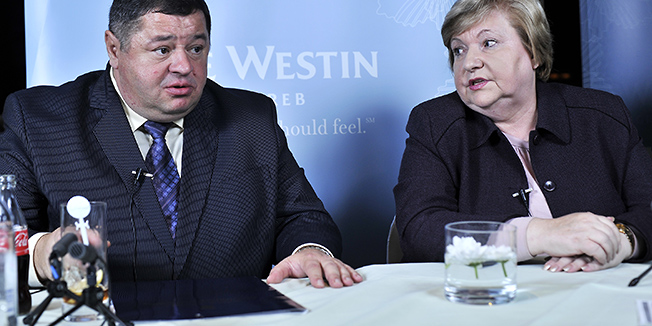 Zagreb, 251011. Hotel Westin.Suceljavanje sadasnjeg ministra poljoprivrede Petra Cobankovica (HDZ) i eventualne buduce ministrice poljoprivrede Dragice Zgrebec (SDP), za Jutarnji list.Foto: Boris Kovacev / CROPIX
