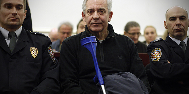 Zagreb, 281011.Zupanijski sud.Zrinjevac.Bivsi premijer i predsjednik HDZ-a, Ivo Sanader na zagrebackom Zupanijskom sudu se po prvi put javno ocituje i suocava o USKOK-ovoj optuzbi za ratno profiterstvo u slucaju uzimanja 3,6 milijuna kuna provizije od zajma koji je austrijska Hypo banka dala Hrvatskoj.Foto: Dragan Matic / Cropix