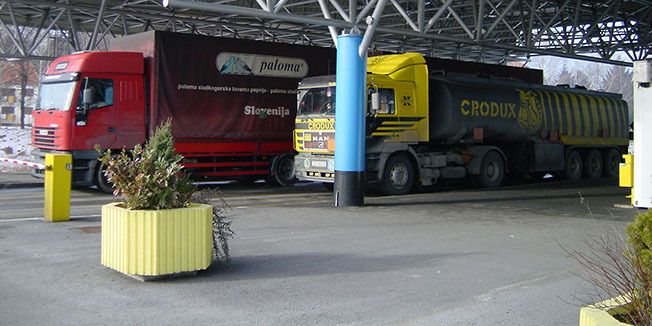 Stara Gradiska280102Granicni prijelaz Stara Gradiska prelaze samo SFOR-ove cisternefoto Vlado Vincetic-desk-carina - granica