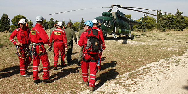 Makarska, 070910.Pripadnici Gorske sluzbe spasavanja-stanica Makarska (GSS) krecu u potragu za dvoje starijih planinara iz Zagreba koji su  jucer nestali na planini Biokovo iznad mjesta Zivogosce na Makarskoj rivjeri. Po njih je na sletiste u sumi Osejava pokraj Makarske dosao vojni helikopter MI-8 sa jos nekoliko  pripadnika GSS-a iz Splita.Na slici pripadnici GSS- krecu  helikopterom u potragu.Foto Ivo Ravlic / CROPIX