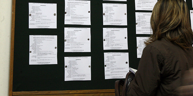 Slavonski Brod 301109.U Brodsko posavskoj zupaniji ima 14902 nezaposlena sto je 20% vise nego u istom periodu prosle godine.Vecina ih misli da nece naci zaposlenje preko biroa za zaposljavanje.Na slici biro za zaposljavanje. Foto: Danijel Soldo / CROPIX