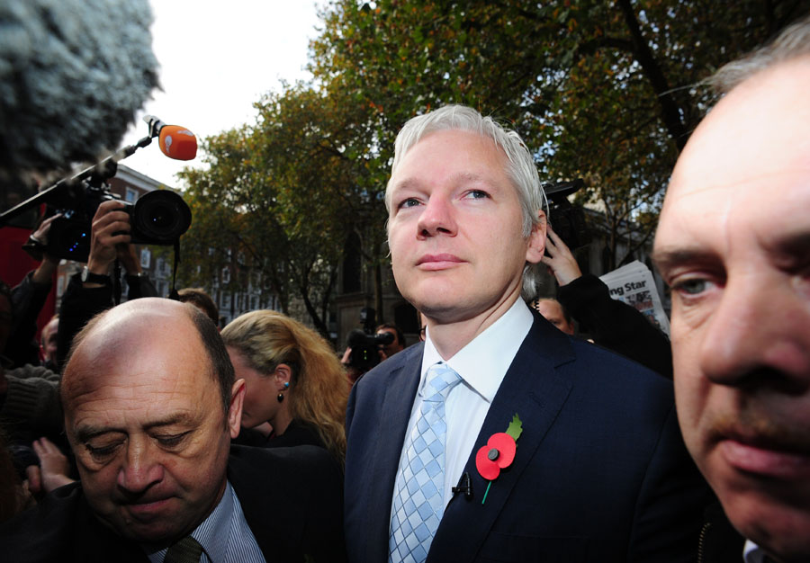 WikiLeaks founder Julian Assange (C) arrives at London's High Court on November 2, 2011. Julian Assange finds out on Wednesday whether he will be forced to leave Britain in order to face questioning over rape allegations in Sweden. The High Court in London is set to announce at 0945 GMT whether the 40-year-old Australian, whose whistleblowing website has enraged governments around the world, should be extradited following his arrest in December.   AFP PHOTO / LEON NEAL