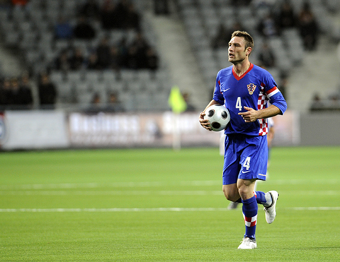 Astana, 141009.Kazhymukan Stadion.Posljednje kolo kvalifikacija za Svjetsko prvenstvo u nogometu u Juznoafrickoj republici 2010. godine izmedju Kazahstana i Hrvatske.Na slici: Robert Kovac kapetan momcadi sa loptom u rukama.Foto: Drago Sopta  / CROPIX