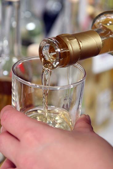 Vinkovci, 110909.Nacionalna izlozba vocnih rakija i likera. Medalje najboljim proizvodjacima vocnih rakija i likera  sudionika 16. nacionalne izlozbe. Na fotografij detalj sa degustacije nagradjenih i primljenih rakija i likera.Foto: Damir Glibusic / CROPIX