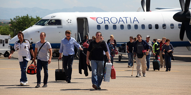 Zadar, 120511.Na zadarsku zracnu luku dosao je i prvi zrakoplov iz Munchena, cime Croatia airlines nakon 15 godina ponovno uvodi medjunarodne letove iz Zadra.Na slici: izlazak putnika iz aviona.Foto: Vladimir Ivanov / CROPIX