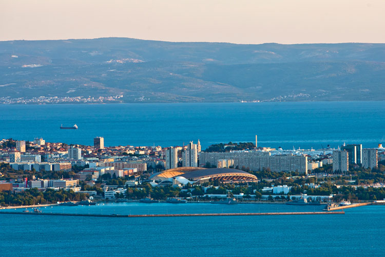 Kastela, Split 161011.Vedro i burno vrijeme u jesenskom i zimskom periodu rezultiraju spektakularnim zalaskom sunca, koji uvijek obiluje pregrstom boja. Na slici pogled na Split i otok BracFoto: Zvonimir Barisin / CROPIX
