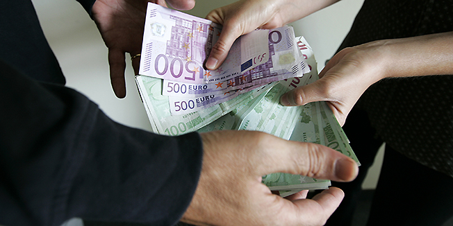Osijek, 160708.Hrpa eura - ilustracija za mito i korupciju.Foto: Vlado Kos / CROPIX