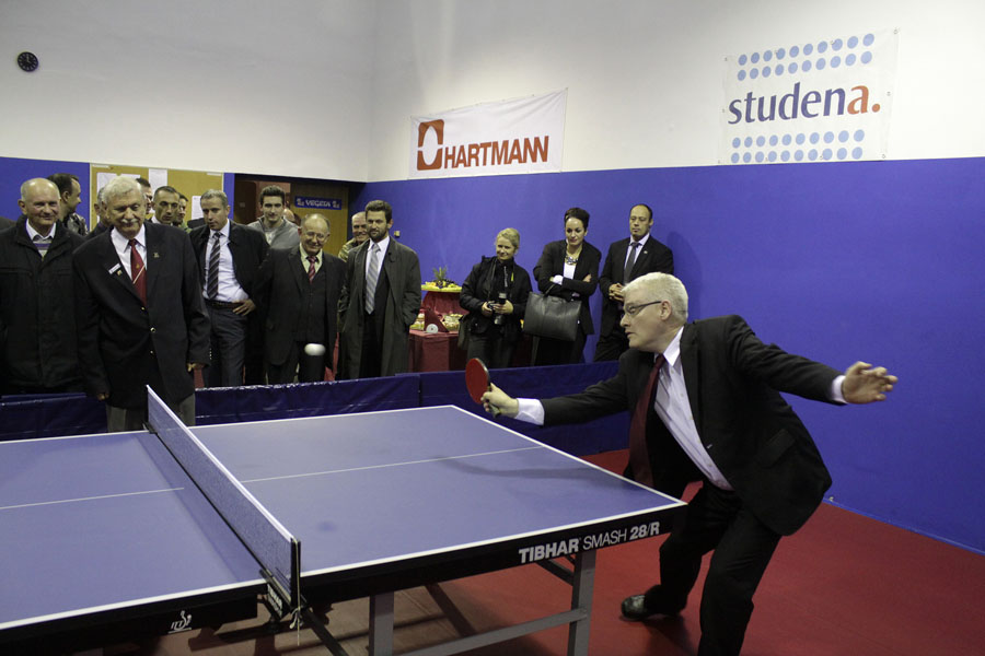 Koprivnica, 041111.Ivo Josipovic, predsjednik Republike Hrvatske povodom obiljezavanja Dana Grada Koprivnice prisustvovat ce svecanoj sjednici Gradskog vijeca, susretima s djecom u djecjim vrticima, posjetu kompaniji Carlsberg.Na slici: Ivo Josipovic igra stolni tenis u Koprivnici.Foto: Dubravko Vutuc / Podravski list / CROPIX