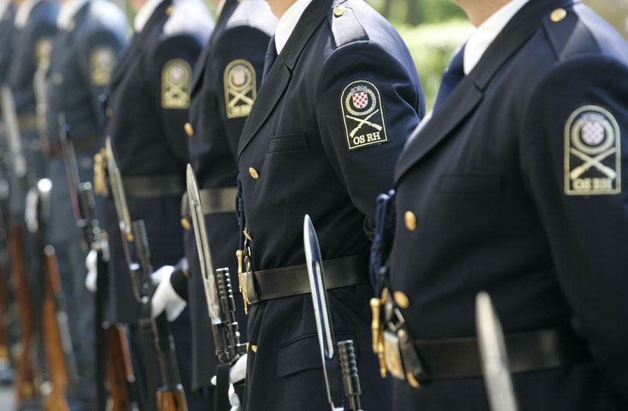 Zagreb, 020810.Predsjednik Ivo Josipovic na svecanoj akademiji povodom obiljezavanja Dana Pobjede i Domovinske zahvalnosti u Domu HV-Zvonimir na Kresimirovom trgu. Josipovic je dodijelio nagrade, priznanja i promaknuca djelatnicima MORH-a.Na slici: Svecana postrojba HV-a.Foto: Bernard Covic / Cropix