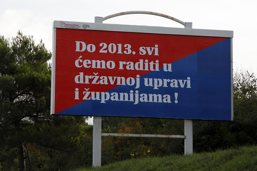 Pula, 081111.  Poneki izborni plakati na pulskim ulicama mogu biti dosta nedoreceni. Foto: Goran Sebelic / CROPIX                              