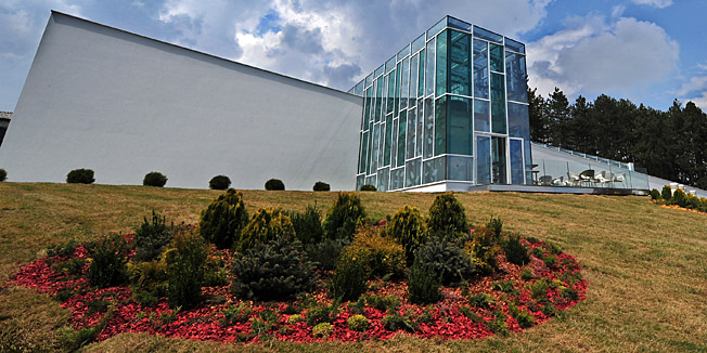 Krusevo, Makedonija, 250411.Danas je u Krusevu svecano otvorena Spomen kuca za prerano preminulog Tosu Proeskog. Na otvaranju je prisustvovao i Rade Serbedzija koji je otpjevao pjesmu 'Krushevo', ciji je tekst napisao Tose Proeski, a muziku Miroslav Rus. Prisustvovali su Tosini mnogobrojni obozavatelji, a isto tako i njegova bivsa djevojka Blagica.Na slici: spomen kuca.Foto: Maja Zlatevska / CROPIX