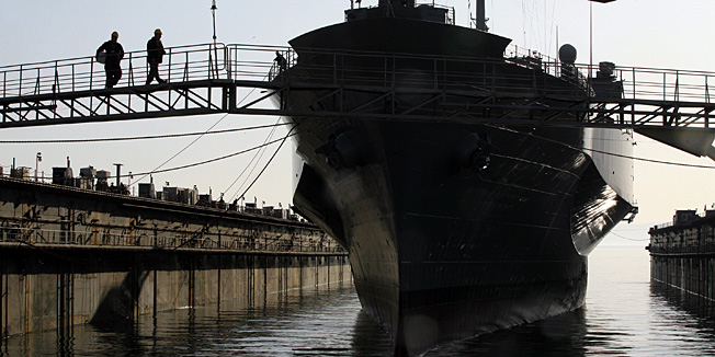 Rijeka, 091111.U brodogradilistu Viktor Lenac odrzana je svecanost zavrsetka radova na zapovjednom brodu 6. flote Ratne mornarice SAD-a USS Mount Whitney. Svecanosti su medju brojnim gostima prisustvovali i ministar obrane RH Davor Bozinovic, veleposlanik SAD-a u RH James Foley i zapovjednik 6. flote americke ratne mornarice viceadmiral Frank Pandolfe. Na slici: spustanje broda u more na Doku 11.Foto: Tea Cimas / Cropix