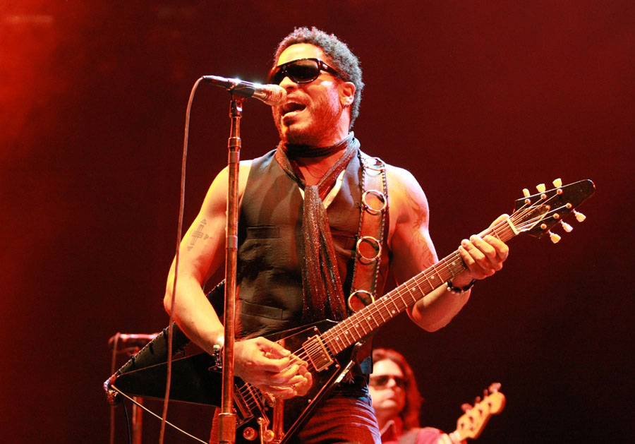 Zadar, 060808.Pred 10 000 obozavatelja iz cijele Hrvatske ispred zadarskih Jazina nastupio je Lenny Kravitz, americka pop rock zvijezda.Foto: Vladimir Ivanov / CROPIX