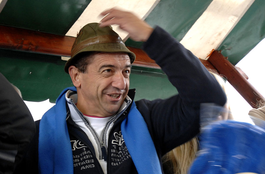 Gospic, 111111.Parlamentarni izbori 2011.Ministar Milinovic podijelio je lignje, srdelice, kuhano vino na Gospickoj trznici. Njegovi sugradjani dobili su i promo materijale HDZ-a. U dobroj atmosferi zapjevao je i sa lokalnim tamburasem Djurom Basaricem.Na slici: Ministar Milinovic.Foto: Robert Fajt / Cropix