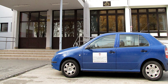 Popovaca, Sisak, 111111.Osnovna skola u Popovaci zatvorena je u petak ujutro odlukom Sanitarne inspekcije. jer se tijekom cetvrtka vise ucenika zalilo na probleme s povracanjem i proljevom, a u petak ujuro na nastavu nije doslo 143 ucenika od njih 203 u jutarnjoj smjeni, te vise ucitelja i administrativnog osoblja. 18 ucenika hospitalizirano je, a jos nije utvrdjeno sto je uzrok ove epidemije. Na slici: Na slici: zgrada Osnovne skole  Popovaca u petak je bila prazna i pod nadzorom strucnjaka Zavoda za javno zdravstvo i sanitarne inspekcijeFoto: Mate Piskor / CROPIX                                