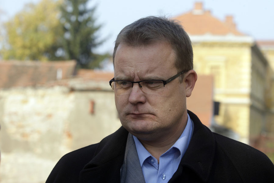 Varazdin, 121111.Goran Habus, varazdinski gradonacelnik sinoc oko 21.30 vracajuci se sa proslave Martinja skrivio je laksu prometnu nezgoodu u ulici Brace Radic. Nakon alkotestiranja koje je bilo pozitivno nije zelio prihvatiti rezulate pa je zatrazio vadjenje krvi. Na slici: Goran Habus ispred stranackih prostorija.Foto: Zeljko Hajdinjak /Cropix